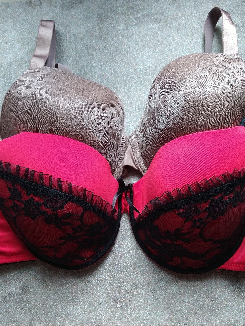 Two Women’s Lace Accent Bra -SIZE 40D🌹Red and Taupe